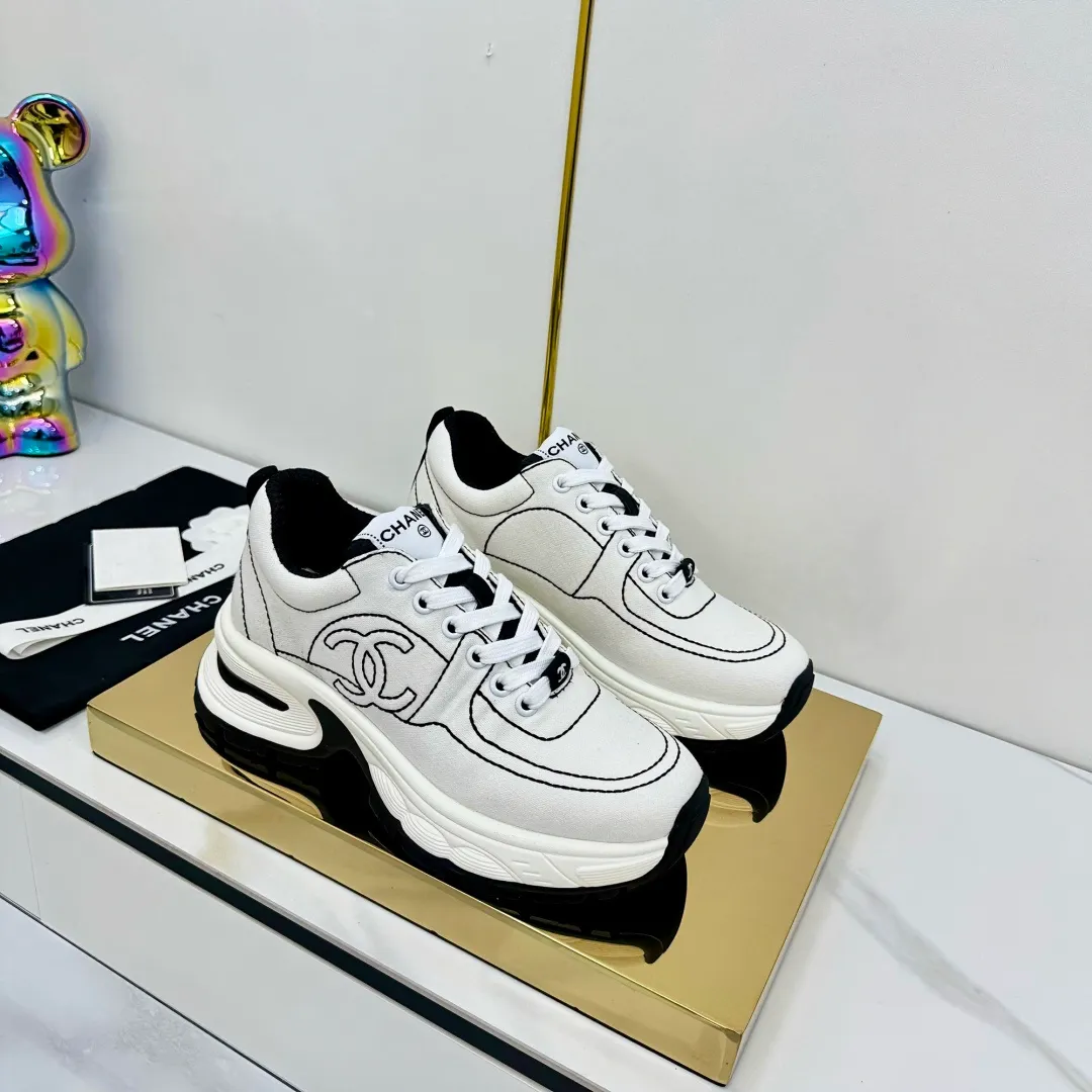 👟👟Ex-factory price 680👟👟 Upgraded version, upgraded version, upgraded version! No rebuttal accepted! ! ! ! Chanel Chanel panda shoes! 2025 counter's top casual sports shoes. This classic design; the upper is electro-embroidered with a variety of techniques; the outsole is fashionable and sporty; the unusual inclusion of a variety of color matching elements... The diversified mix and match is very good-looking and versatile, and can be used for leisure, fashion, sports, and outdoor... ꫛꫀꪝ Go➫ Materials: ❶Upper made of: original imported first-layer silk cowhide + original waterproof cloth + original first-layer cowhide ❷Inner lining: Original Yangli+Net ❸Outsole based on: Original TPU combination outsole Counter boutique packaging complete set for women 35–41 👉 👉 👉 👉